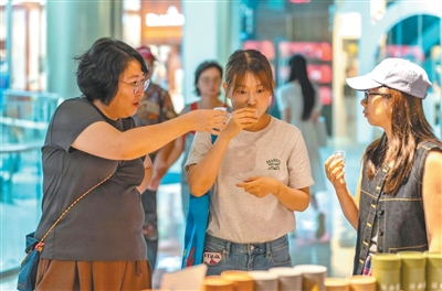 从尝鲜到长线 首店经济持续升温